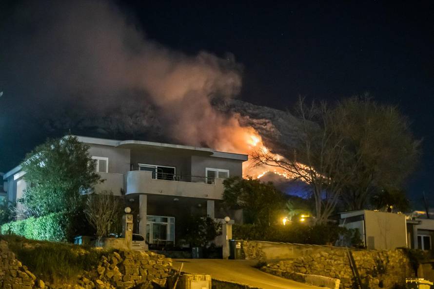 Solin: Šumski požar tijekom večeri buknuo je iznad Solina