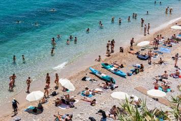 Dubrovnik: Gradske pla&zcaron;e ve&cacute; su pune kupa&ccaron;a