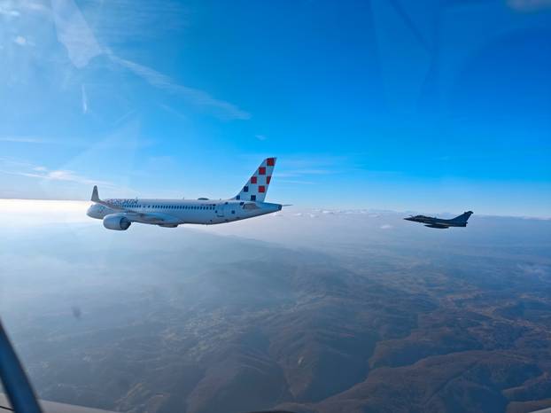 Fantastični prizori na nebu: Tri Rafalea ispratila 'srebrni avion' do zagrebačke zračne luke