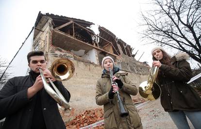 Svirali 'Welcome to the jungle' ispred glazbene škole u Petrinji