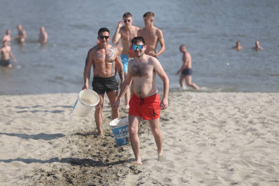 Osijek: Velika temperature je natjerala građane da potraže rashlađenje na Dravi