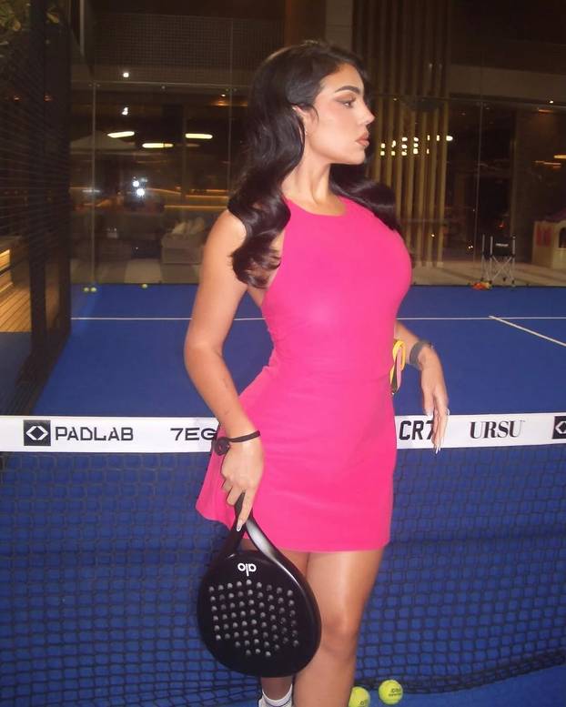 Georgina zaigrala padel u ultra kratkoj haljini. Teren 'planuo', a njezin Ronaldo nigdje na vidiku!