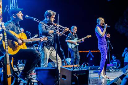 FOTO Danijela Martinović imala koncert u Splitu: Iz prvog reda sve pratio i njezin dečko Josip