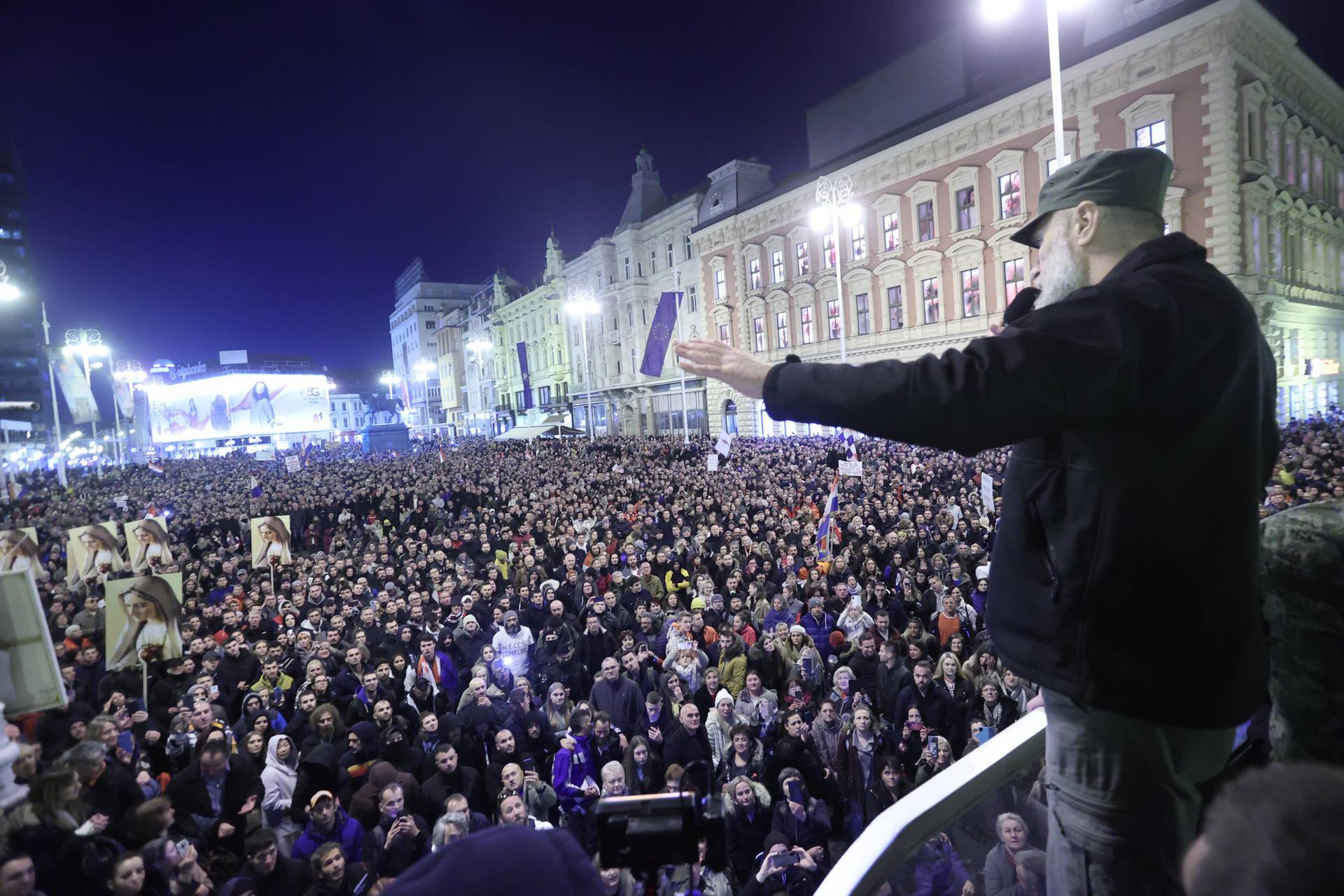 Veliki prosvjed u Zagrebu protiv COVID potvrda okupio tisuće prosvjednika