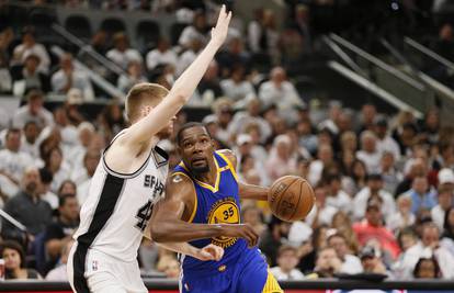 Durant potopio Spurse, Golden State stigao na korak do finala