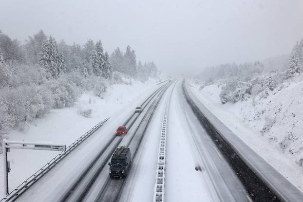 Zbog snijega otežan promet u Gorskom kotaru