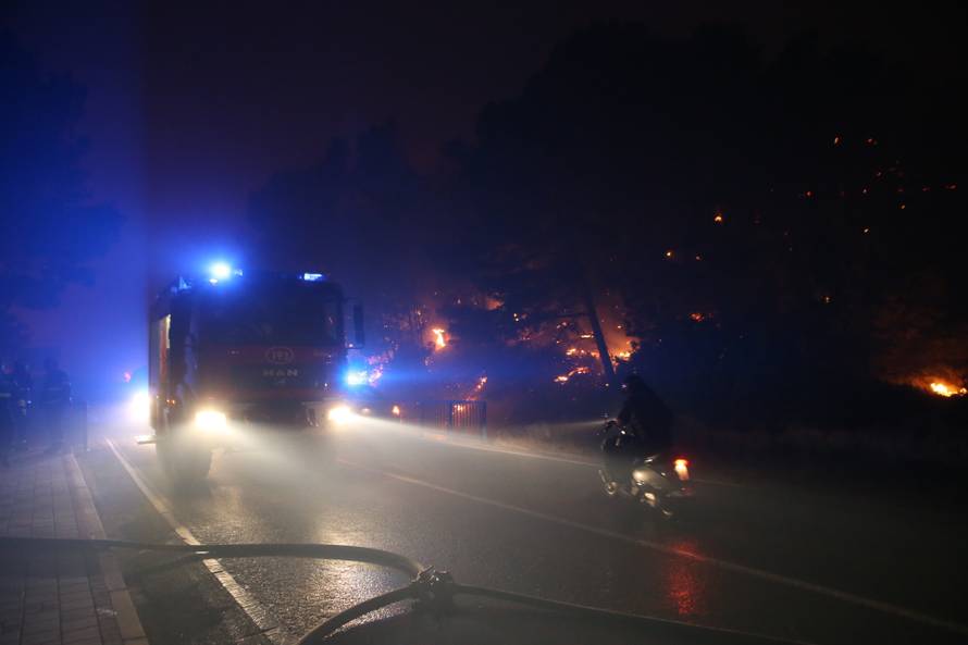 Kanader pomaže u gašenju, u Makarsku stiže i 150 vojnika