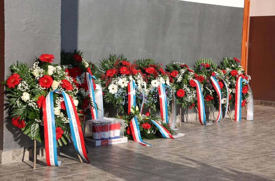 Šibenik: Položeni vijenci i zapaljene svije?e povodom obljetnice Oluje
