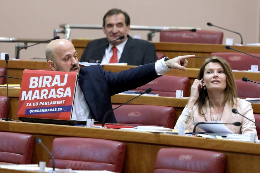 Zagreb: Sukob Radina i Marasa koji nije Å¾elio ukloniti laptop s predizbornim sloganom