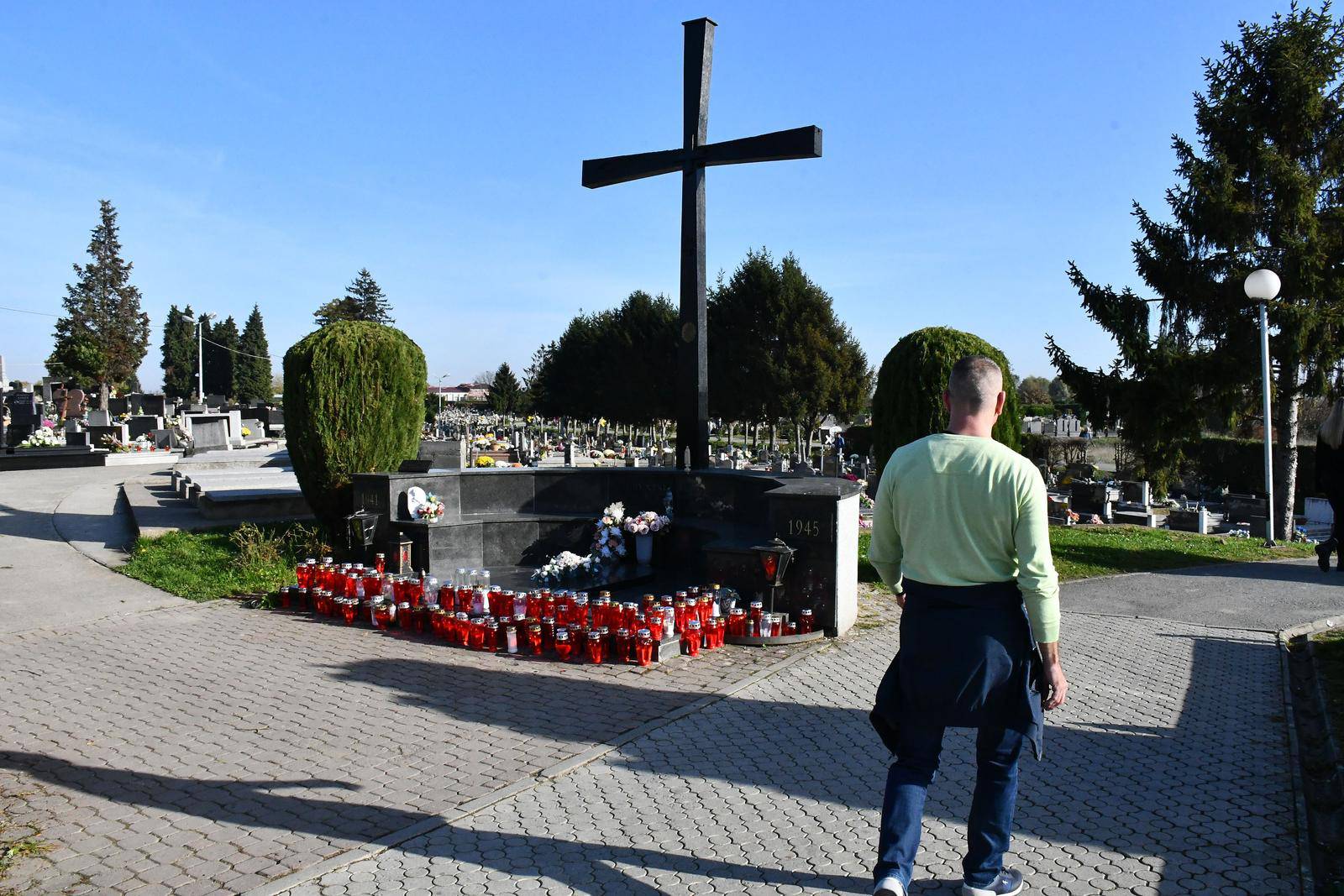 Slavonski Brod: Uoči blagdana Svih svetih građani posjećuju i uređuju grobove svojih najmilijih