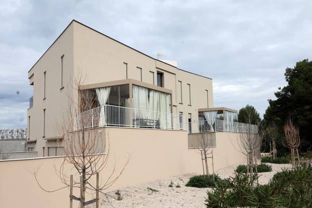 Šibenik: Novoizgrađene vile na plaži Rezalište u Brodarici