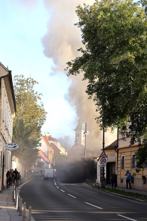 Zagreb: Na dvorišnoj zgradi na Kaptolu izbio je požar, vatrogasci izašli na intervenciju