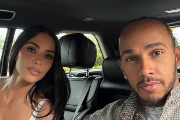 FOTO Kim objavila nove fotke s Hamiltonom: Mini badić jedva joj je obuzdao bujne grudi...