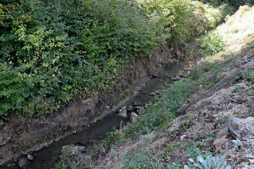 Auto je pao u potok, mladići su izašli, ali djevojka nije uspjela...