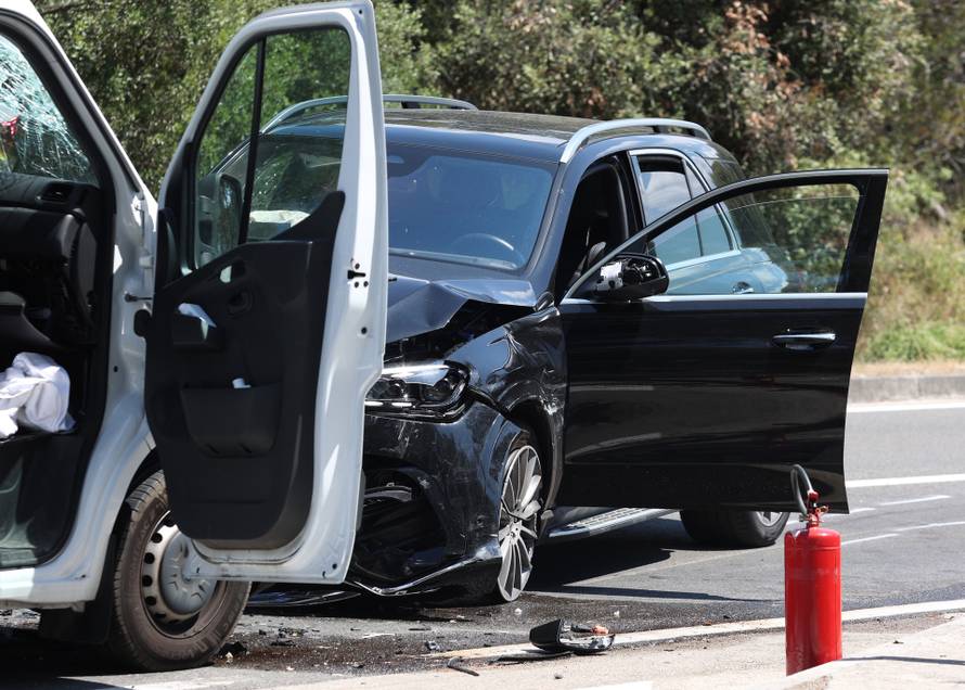 Šibenik: Sudar automobila i vozila saniteta kod Morinjskog mosta, šest osoba prevezeno u bolnicu 