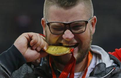 Svjetski prvak se napio pa zlatnom medaljom platio taksi
