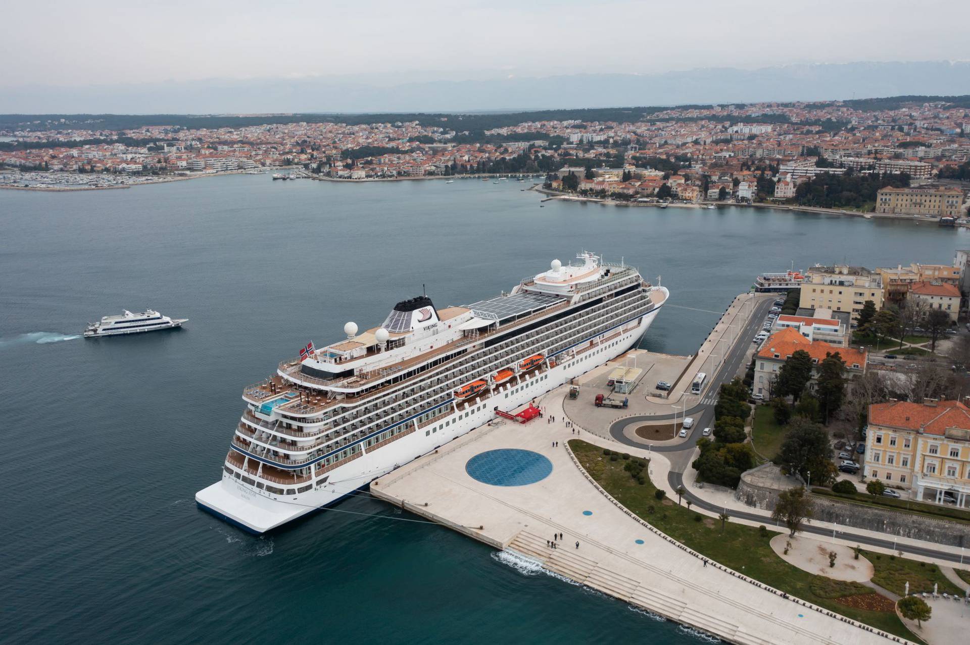 FOTO U Zadar uplovio najveći kruzer u povijesti zadarske luke, povećava se i broj putnika