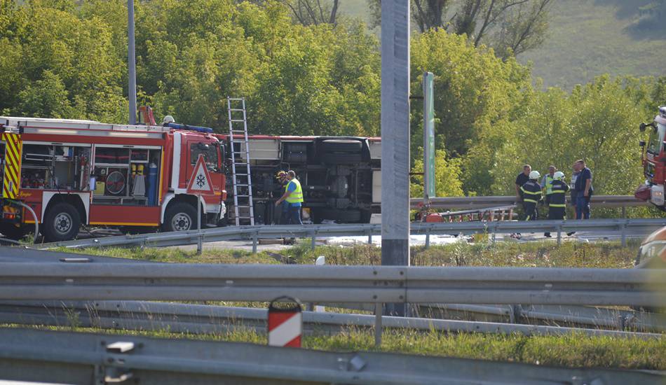 Vatrogasnim vozilom sletjeli su s ceste u Krapini i prevrnuli se na bok: Dvoje lakše ozlijeđenih