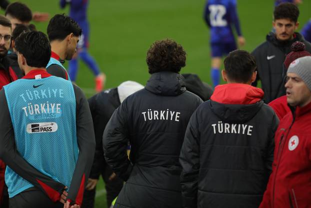 Osijek: Tijekom utakmice s Hrvatskom, turski izbornik Egemen Korkmaz se srušio i odvela ga je Hitna pomoć