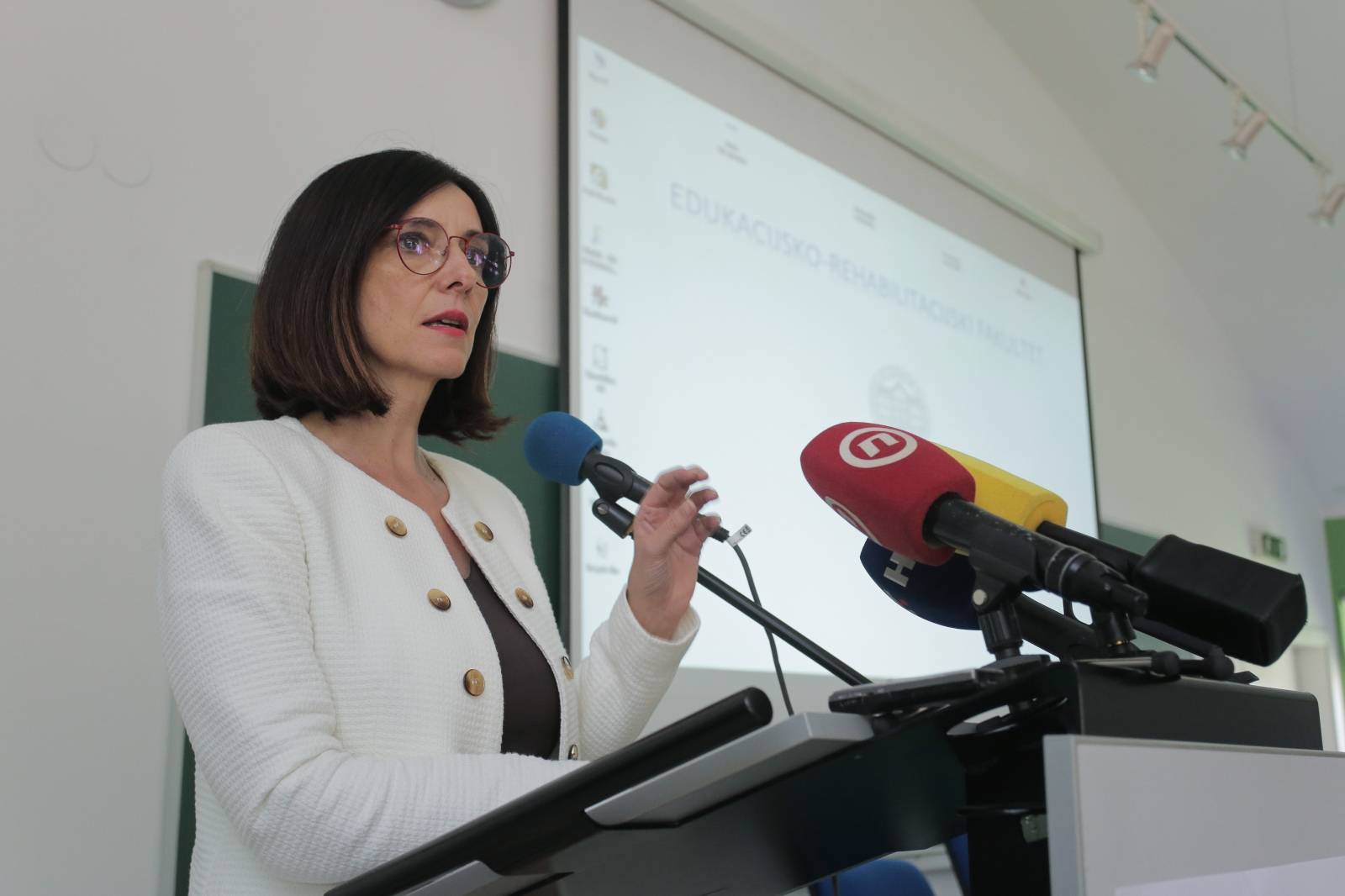 Zagreb: Ministrica Divjak odrÅ¾ala sastanak o pomoÄnicima u nastavi