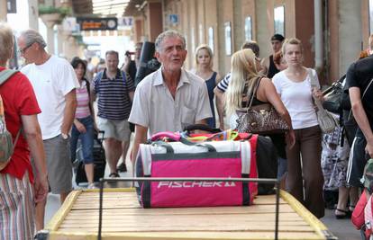 "Vozim turistima torbe da mi vrijeme nekako prođe"