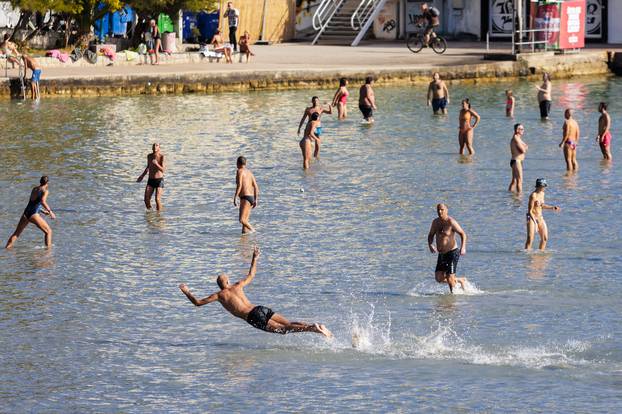 Splićani iskoristili iznadprosječno toplo vrijeme za kupanje na Bačvicama