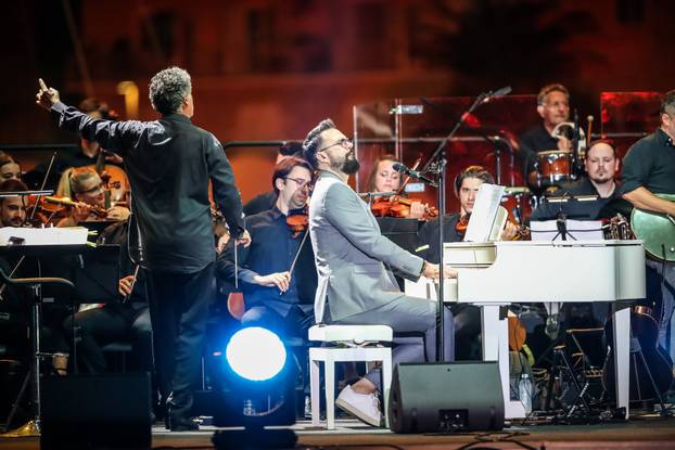 Vela Luka: Tisuće okupljenih na koncertu "Trag u beskraju" u čast Oliveru Dragojeviću