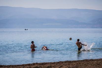 FOTO Vrući dani u Omišu: Bablje ljeto vratilo ljude na plaže!