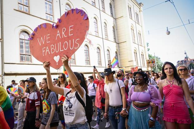 Zagreb: 24. Povorka ponosa LBGTIQ zajednica "Puna usta ponosa" prolazi centrom grada