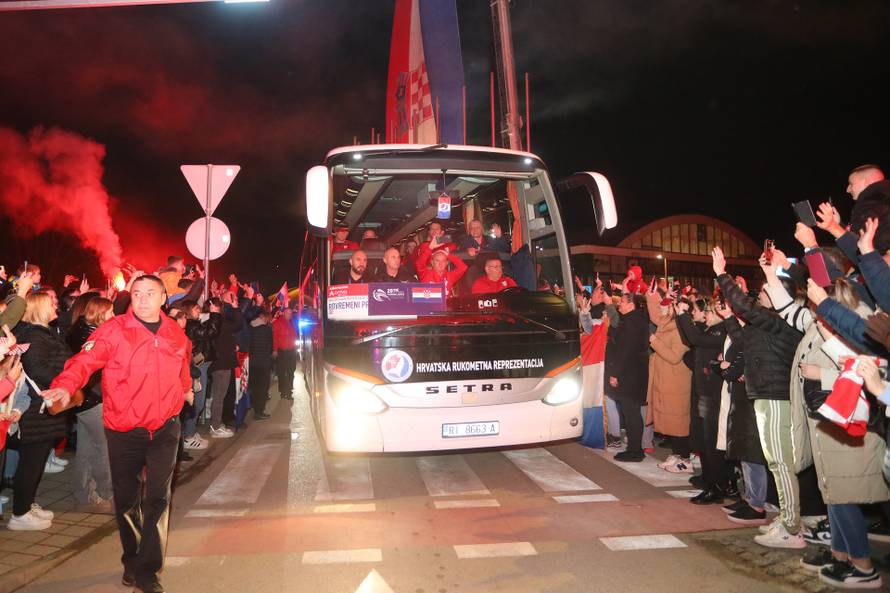 Brojni Karlovčani pozdravili rukometaše na putu za Zagreb