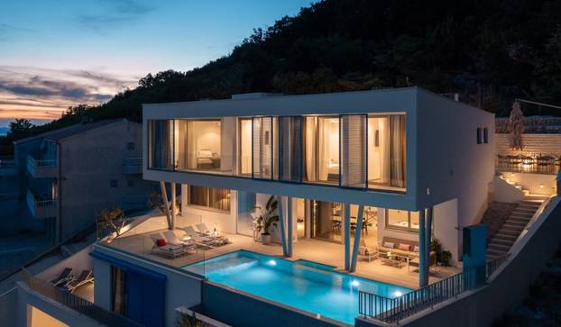 Bazen, sauna, teretana i dvije plaže na 'par koraka' - evo što sve nudi raskošna vila u Omišu