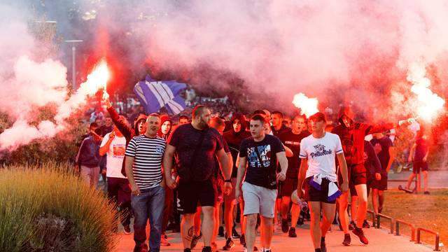 Zadar: Navijači KK Zadra pozdravljaju igrače koji su svladali KK Split