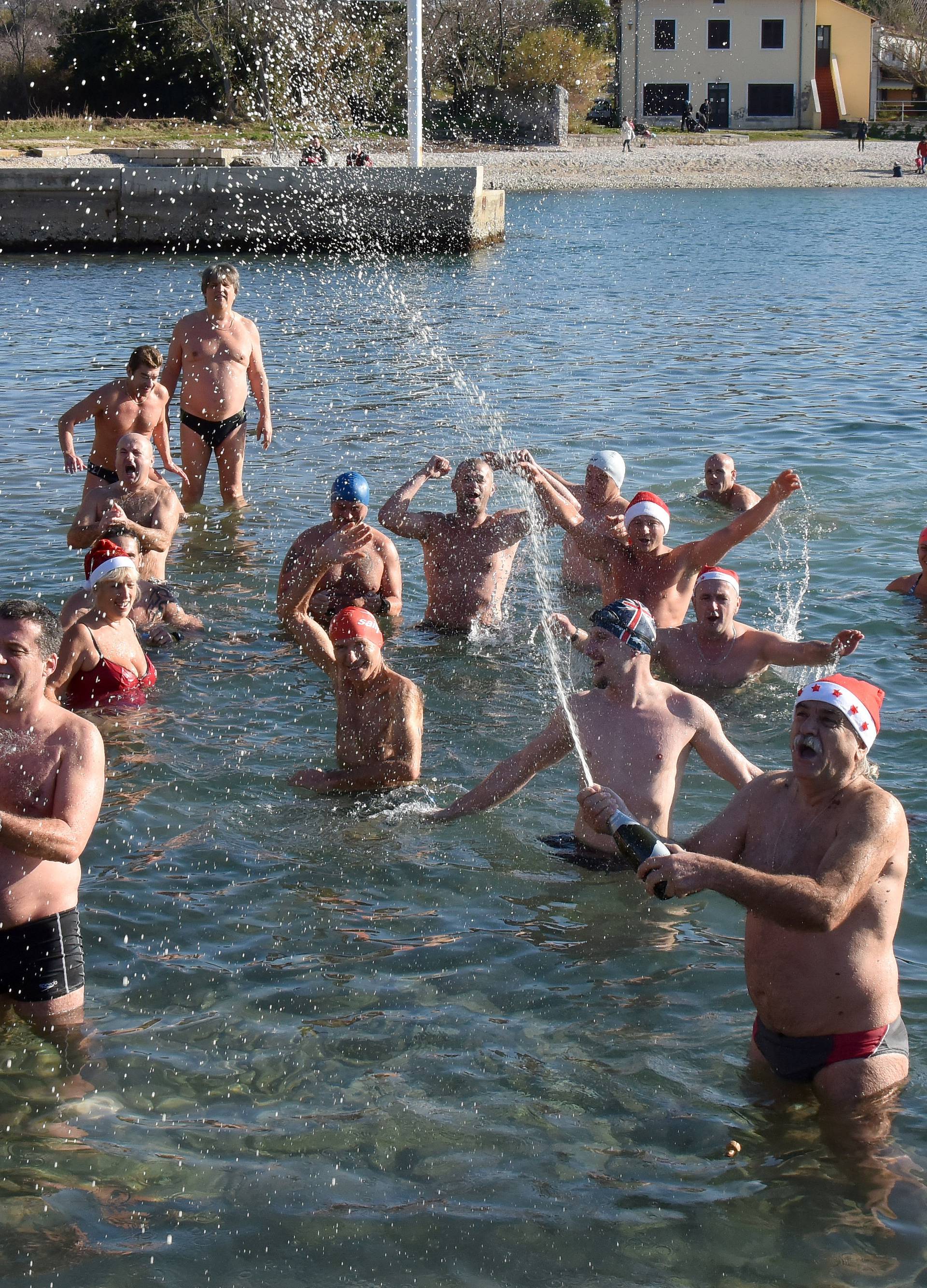 Pula: Kupanjem u moru na kupaliÅ¡tu Varseline odvaÅ¾ni Puljani proslavili Novu godinu