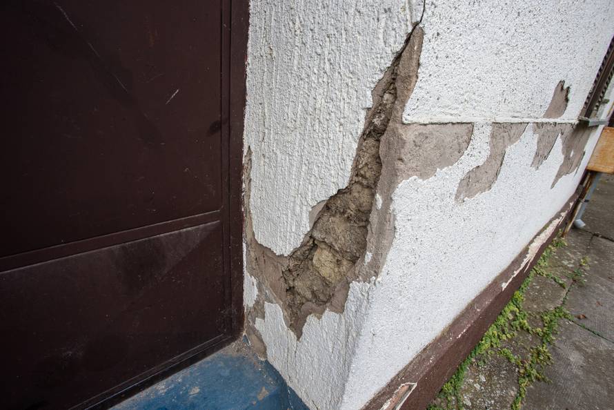 Andrej (3) živi u kući od blata punoj miševa: Teško govori i hoda, a mama ima epilepsiju