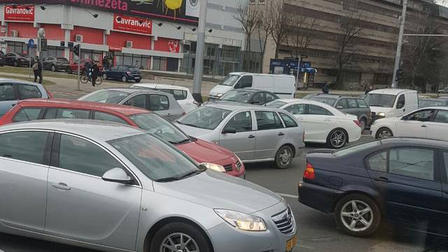Prometni kaos u Zagrebu: Kvar na semaforu prouzročio kolaps