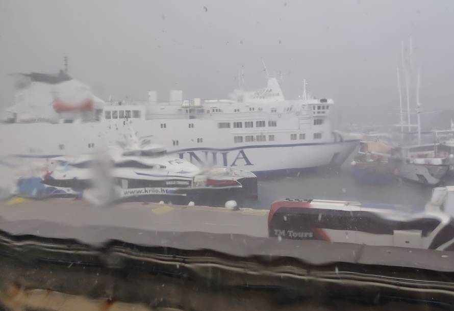 Dramatična snimka: Trajekt u Splitu potopio je drugi brod, čovjek morao skočiti u more!