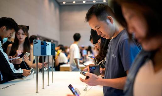 VIDEO Čekali u redu na iPhone u u Šangaju, ali nije ih oduševio: 'Kupit ću ako mi se svidi boja'