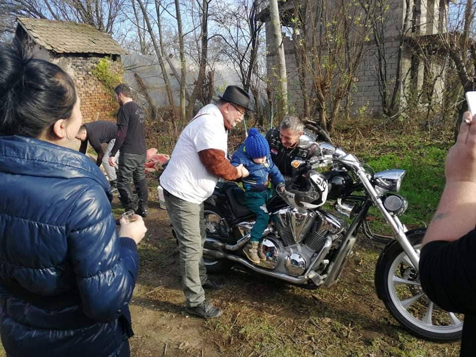 Brm, brmmm: Malom Andreju pomogli oko nove kuće pa ga posjeli na motor, oduševio se