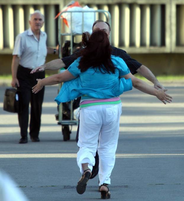 FOTO Suze, poljupci i - očaj na licu. Ovako su političari ulazili i odlazili iz zatvora u Remetincu