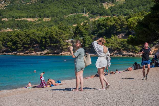 Olujna bura i jutro na plaži Zlatni rat