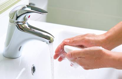 Svaki peti ne pere ruke nakon WC-a, a 10% ih polije vodom
