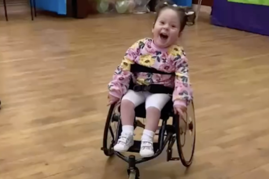 Amber (3) dobila je posebna kolica zbog paralize: 'Ona je naše malo čudo'