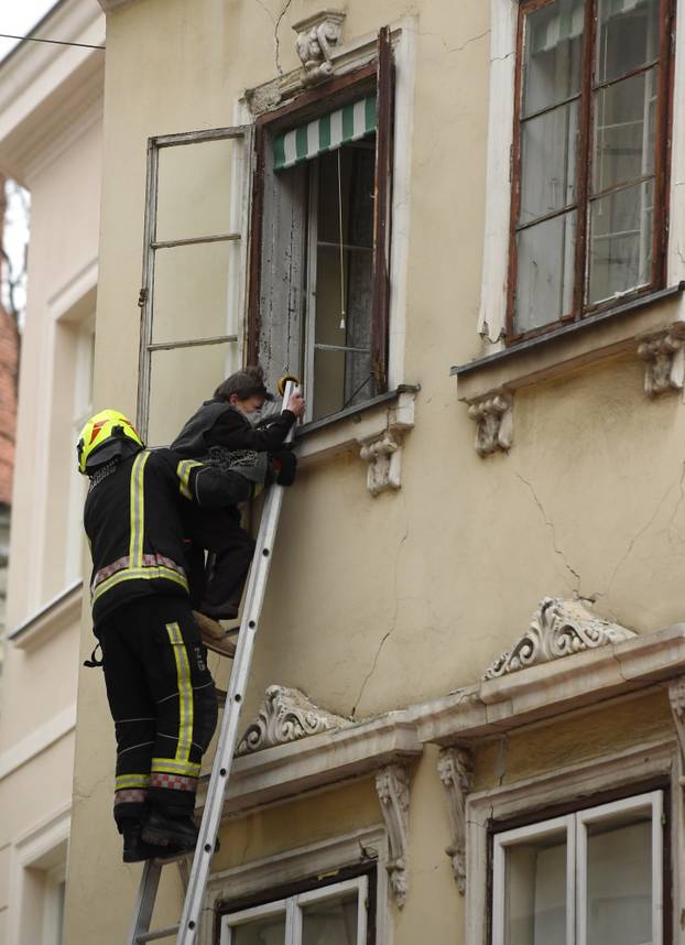 Zagreb: Vatrogasci spašavaju staricu iz kuće