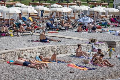 Dubrovnik: Plaža u uvali Lapad prepuna turista