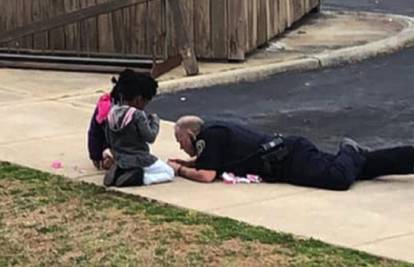 Policajac legao na cestu i igrao se lutkama da smiri djevojčice