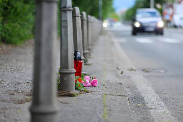 Zagreb: Zapaljena svijeća i ostavljeno cvijeće na mjestu gdje je noćas auto usmrtio djevojku