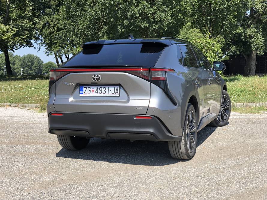 Toyota bZ4X: Mnogo zabave u vožnji, ali i jako puno novca