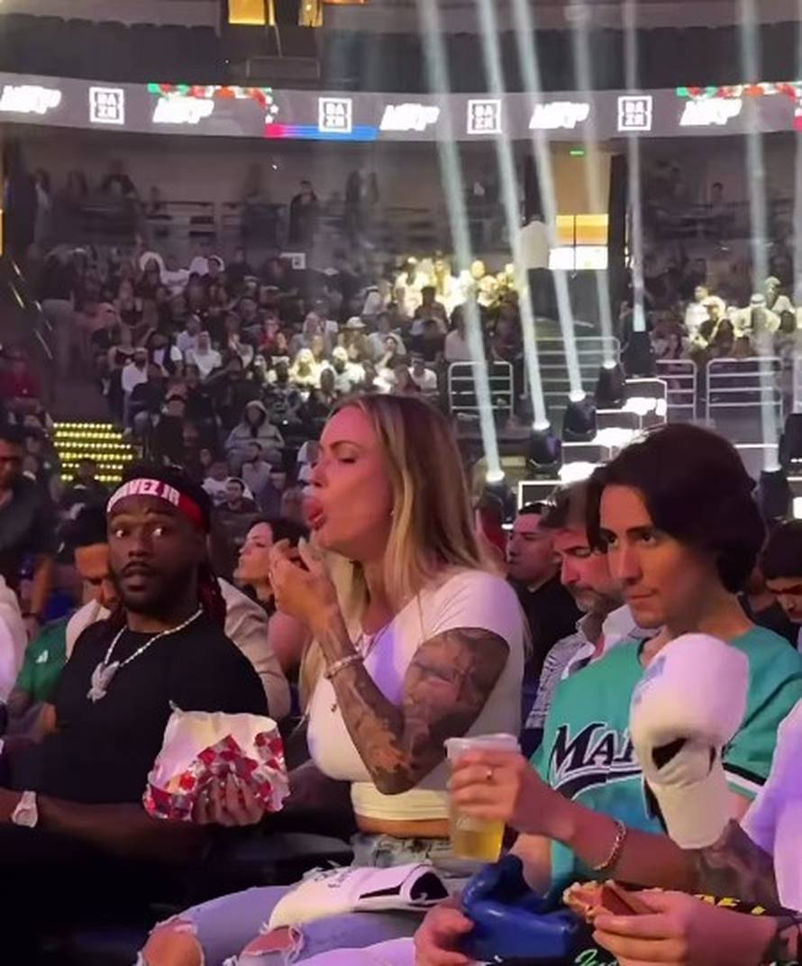 VIDEO Plavuša koja javno guta kobasicu hit je interneta! Zovu je 'Viking Barbie'. Evo tko je...