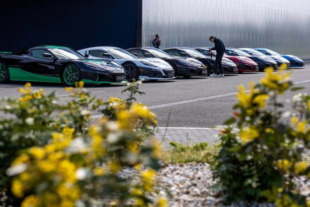 Rimac Nevere parkirane ispred Rimac kampusa u Kerestincu povodom Trilblazers Toura