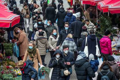 Zagreb: Unatoč novim mjerama centrom grada kreće se dosta ljudi